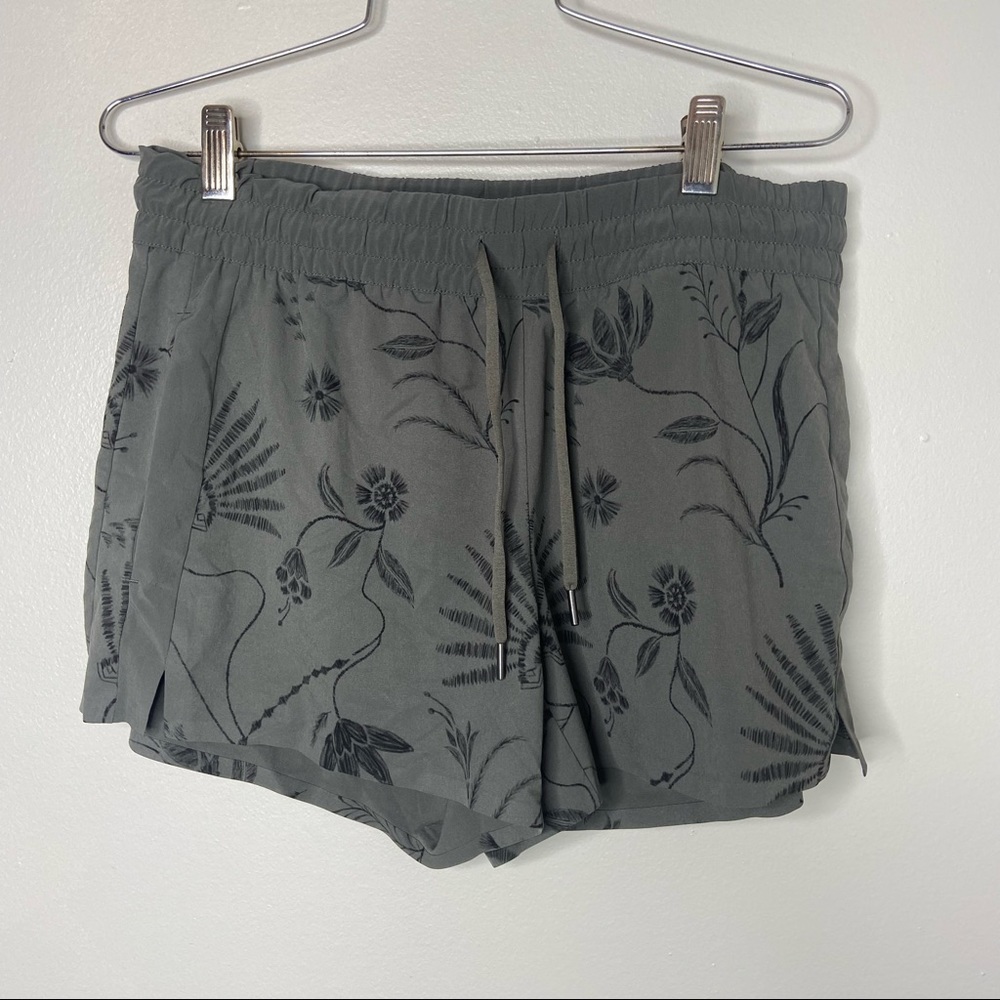 Athleta  floral printed Baja shorts size 8